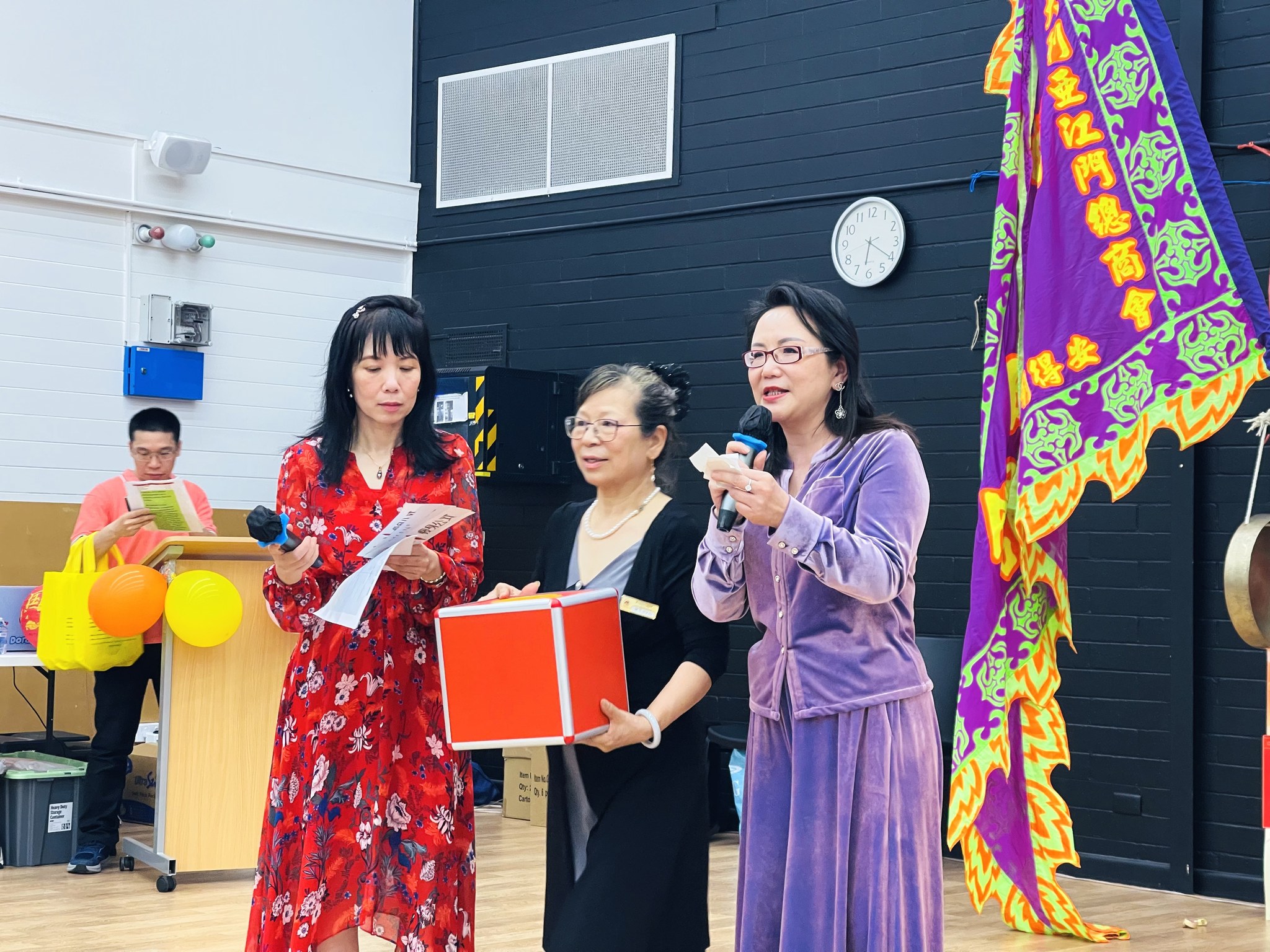 来宾在联欢会互动环节手持话筒交流