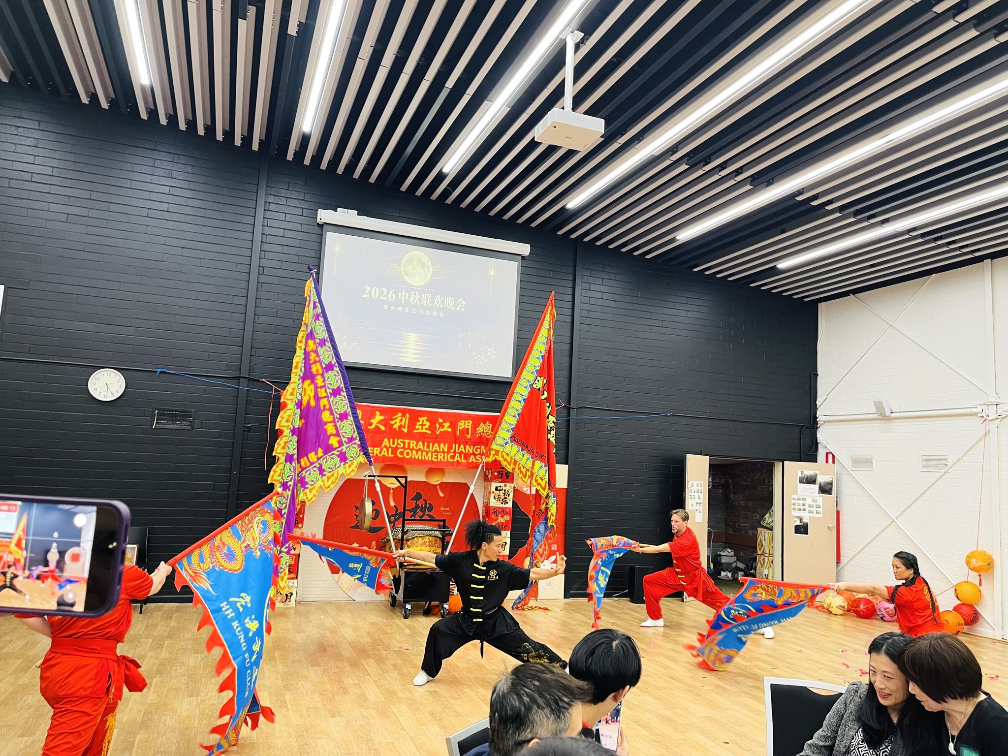 表演者在舞台前进行武术旗帜表演