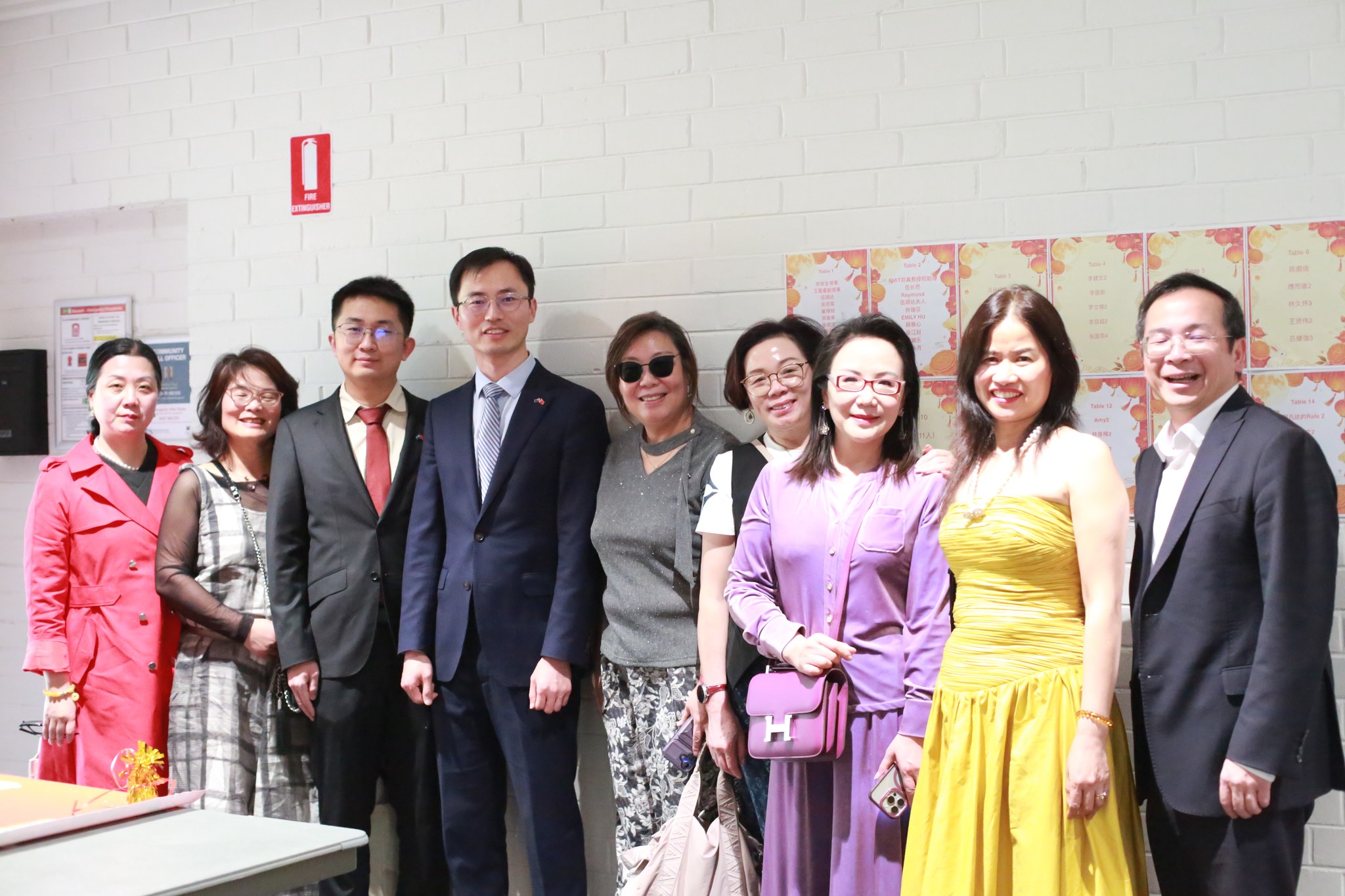 联欢会来宾在会场内合影