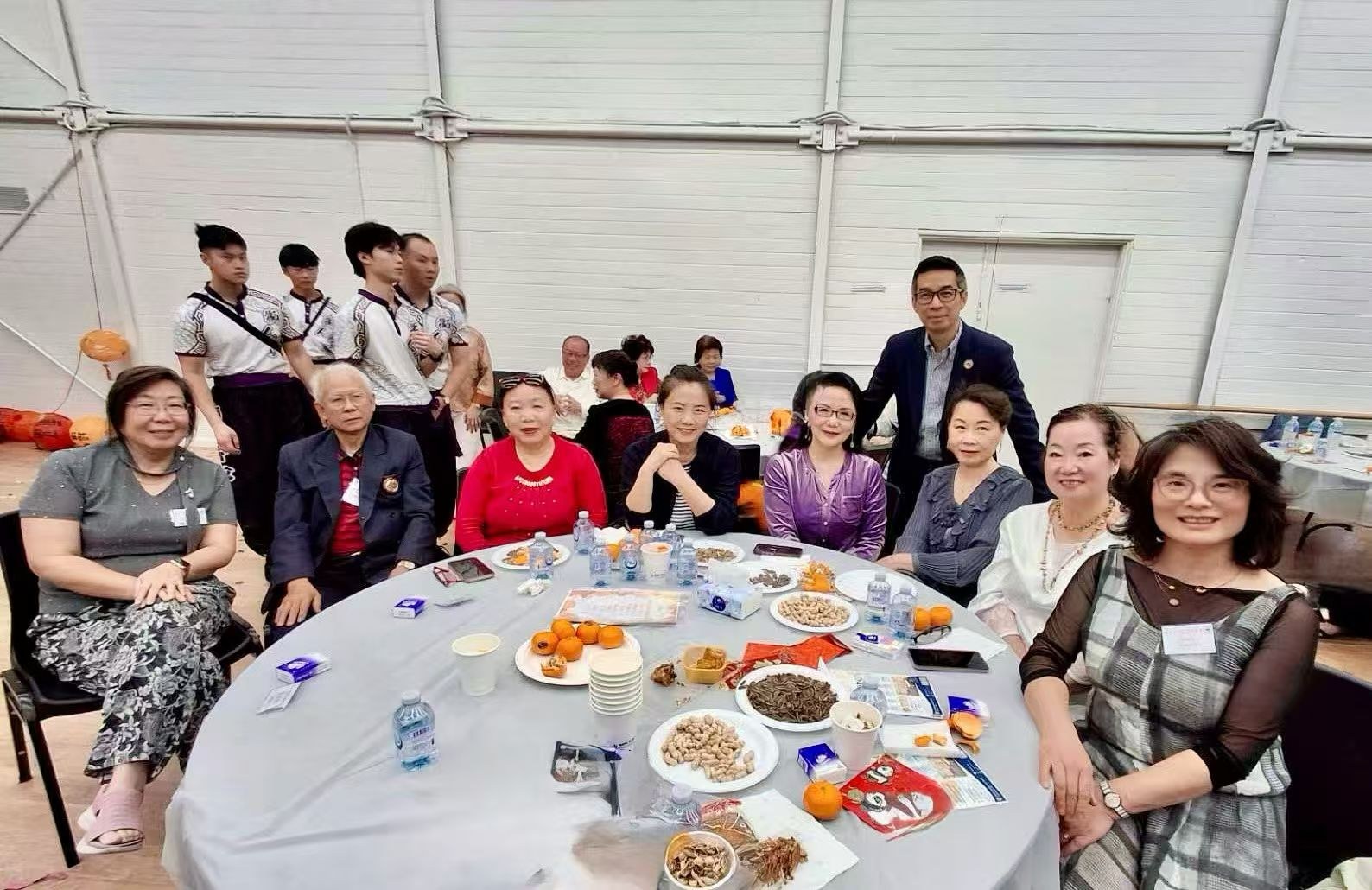 来宾围坐餐桌合影