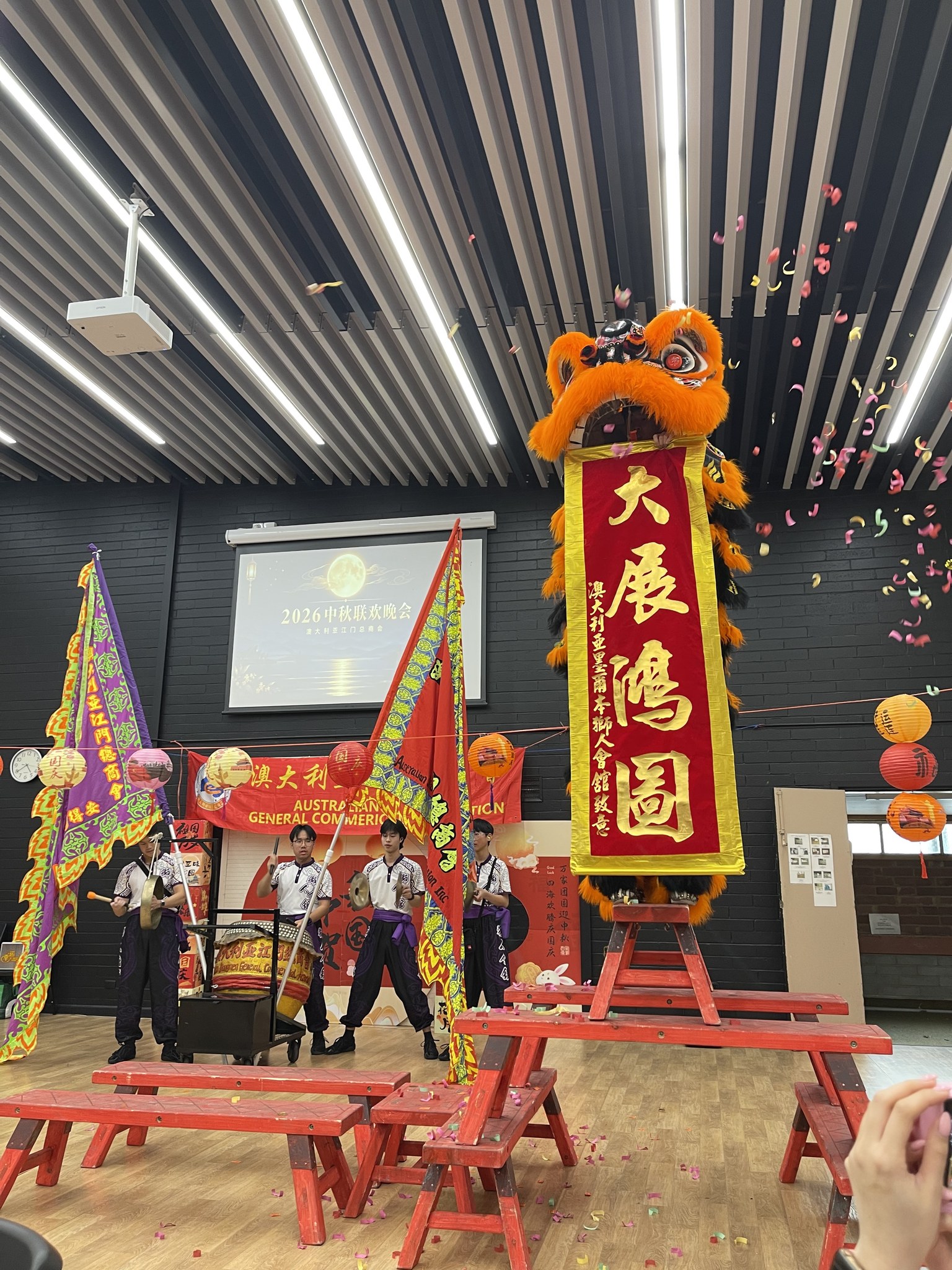 舞狮表演中展示大展鸿图红色条幅