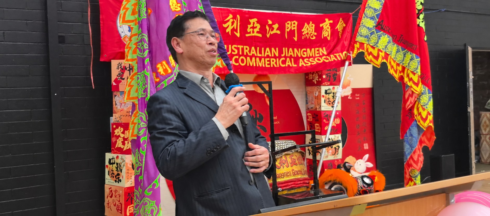 洪门民治党主委伍颂达在联欢会上致辞