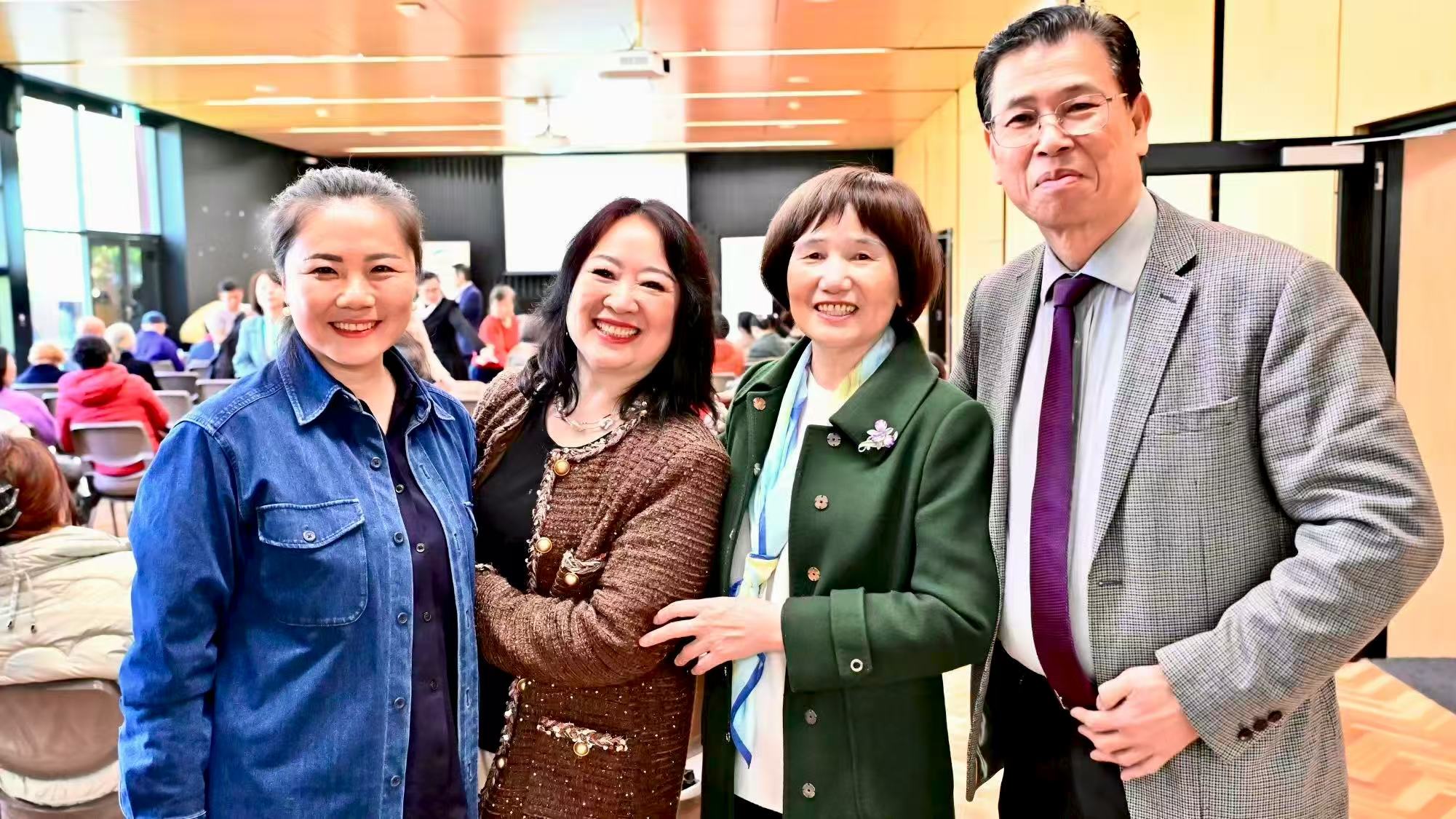 四位来宾在活动现场合影