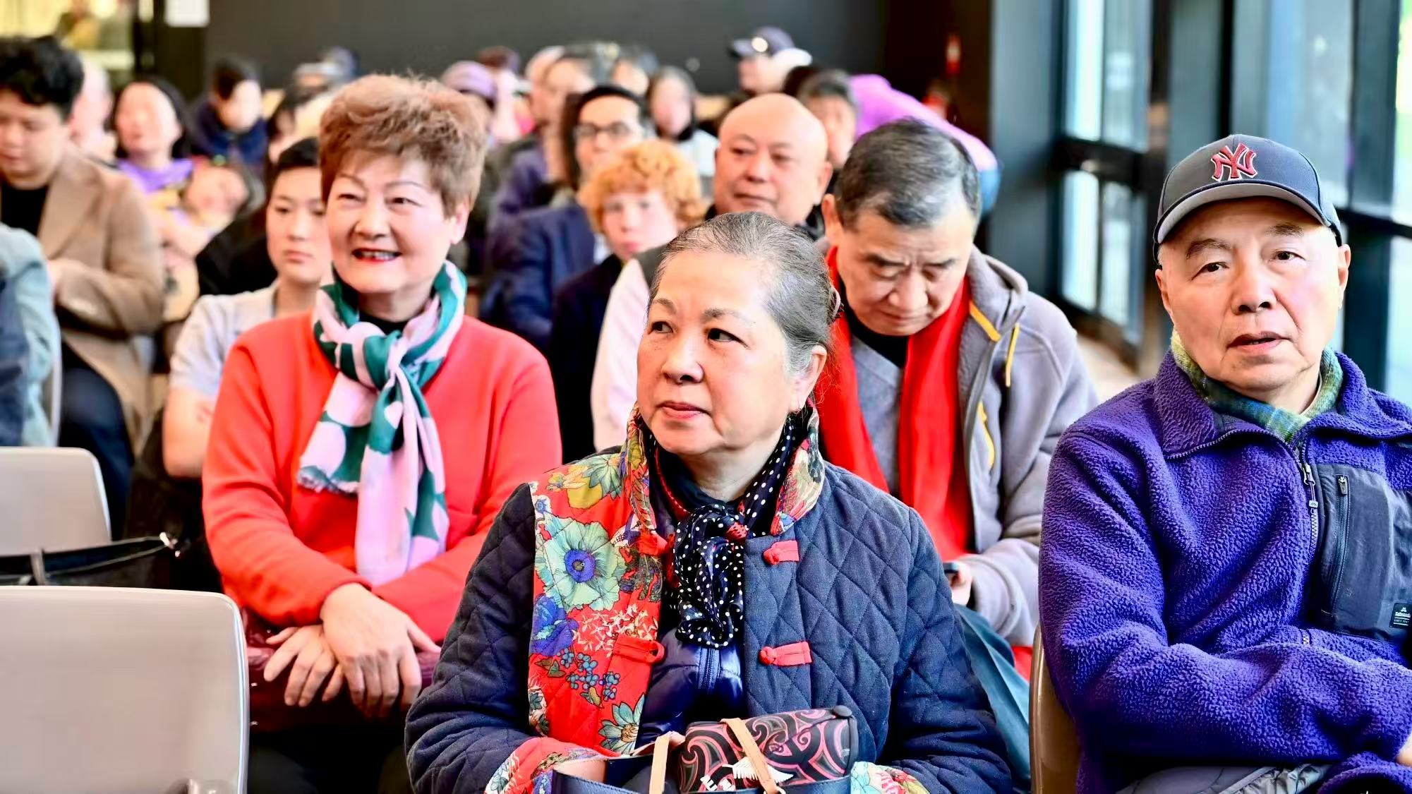 来宾在窗边的观众席上参与活动