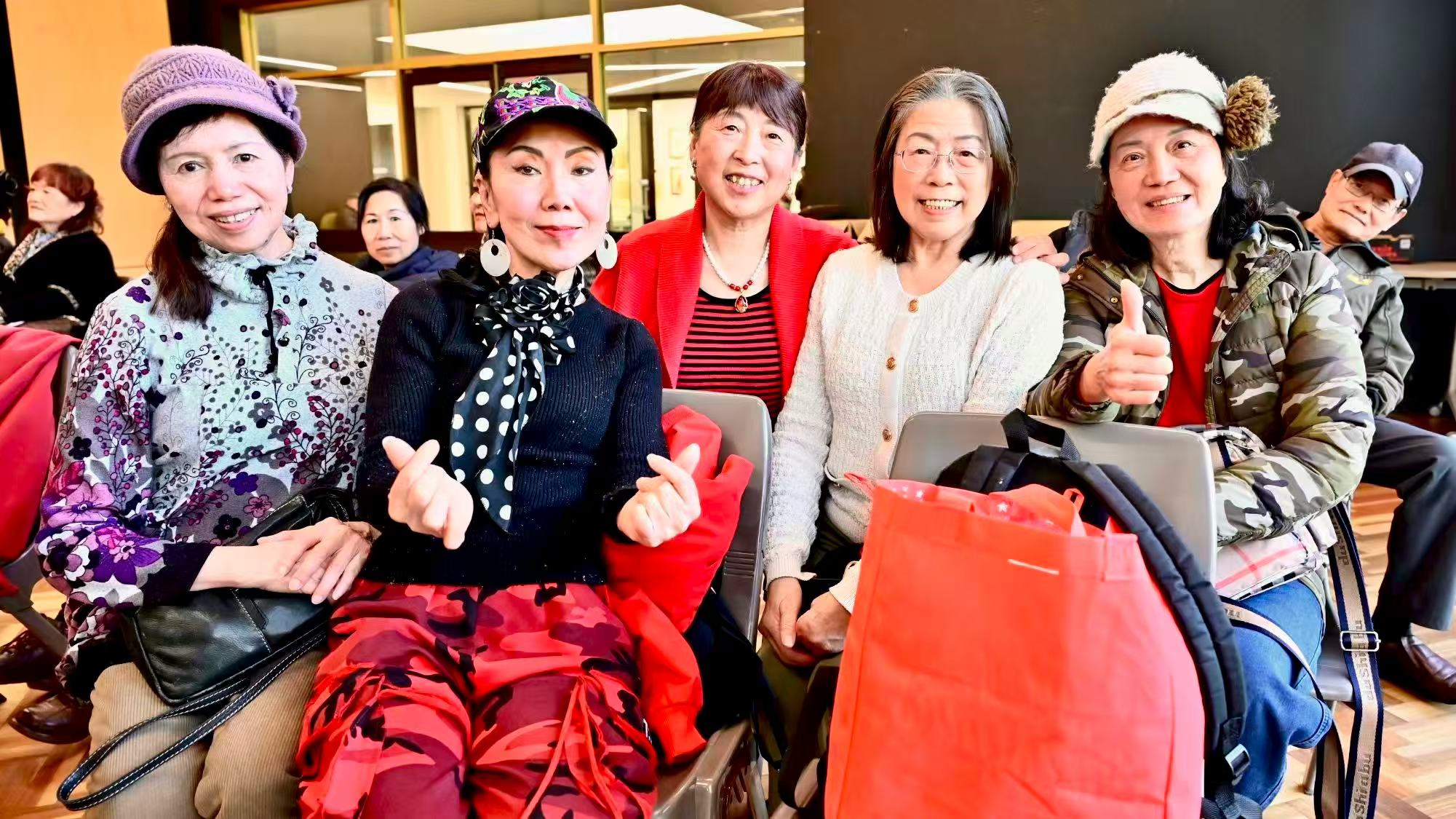 几位来宾在观众席上合影留念